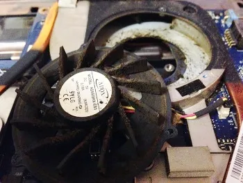 Asus tuuletin ja pöly